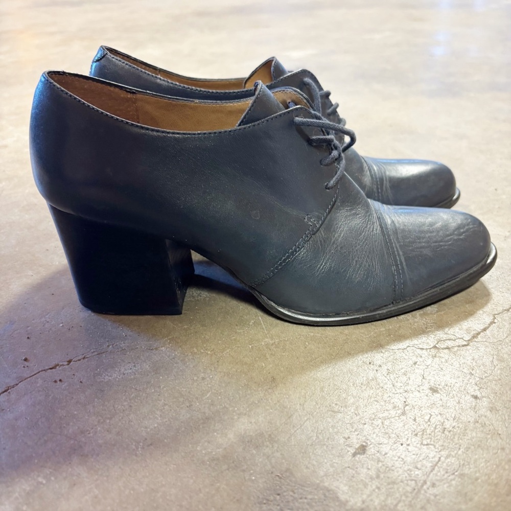 Vintage grey leather heeled school girl shoes size 7.5